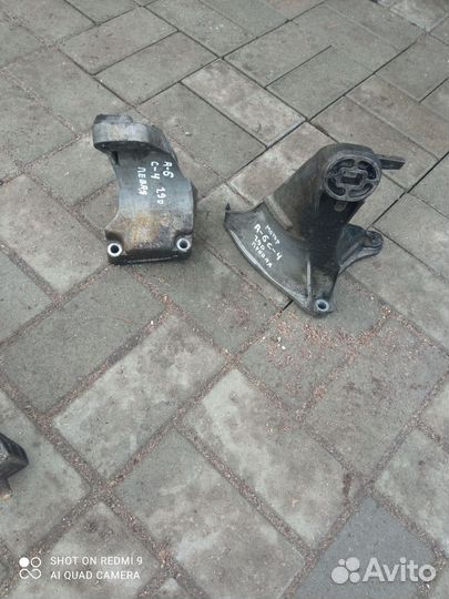 Кронштейн подушки мотора от Ауди а-6 с-4
