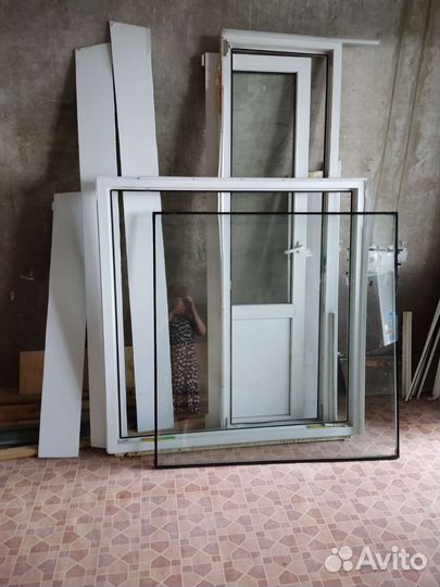 Оконный блок с откосами и подоконником