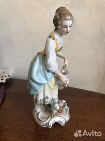 Статуэтка фарфор Девушка с кувшином Sitzendorf