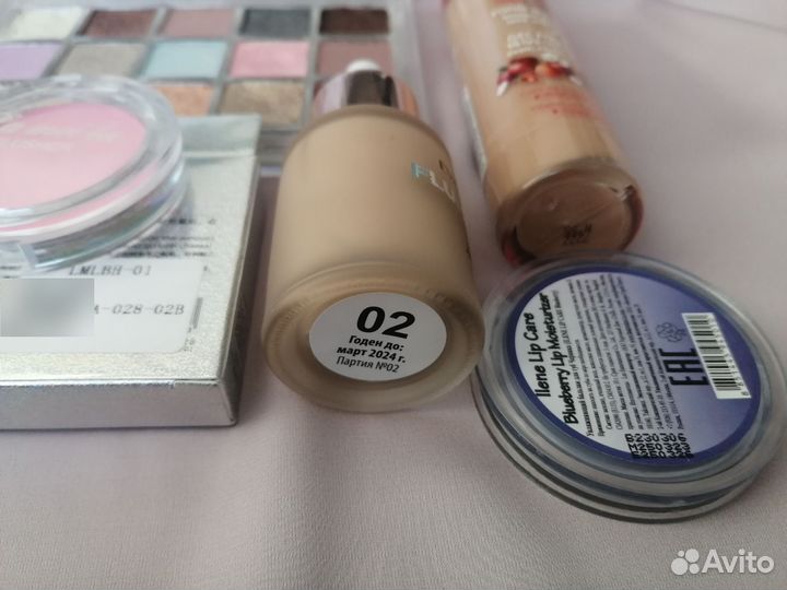 Набор косметики и кисти