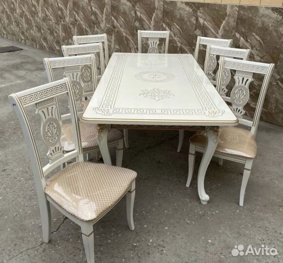 Стол и стулья