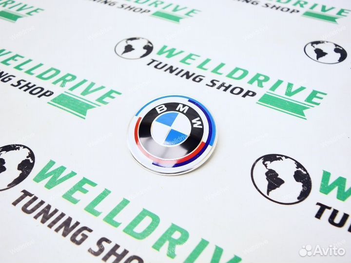 Заглушка в крышку багажника BMW 82 мм юбилейная