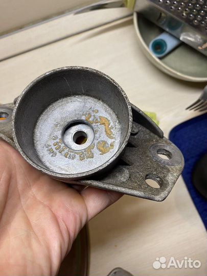 Опоры задние jetta 6