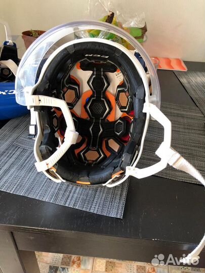 Хоккейный шлем