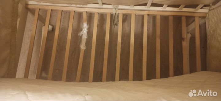 Детская кровать с бортиком и матрасом
