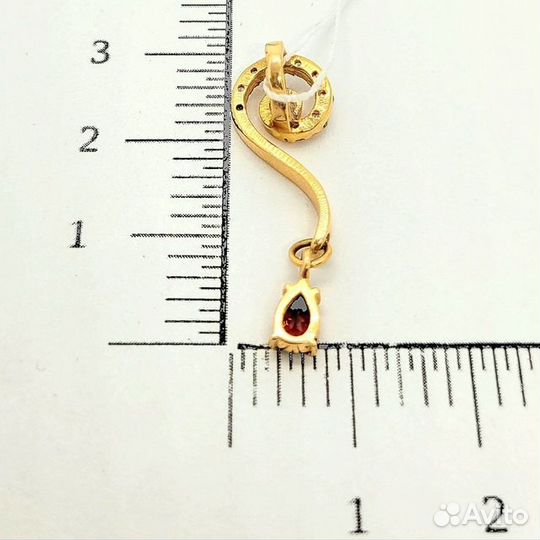 Золотая подвеска с камнем