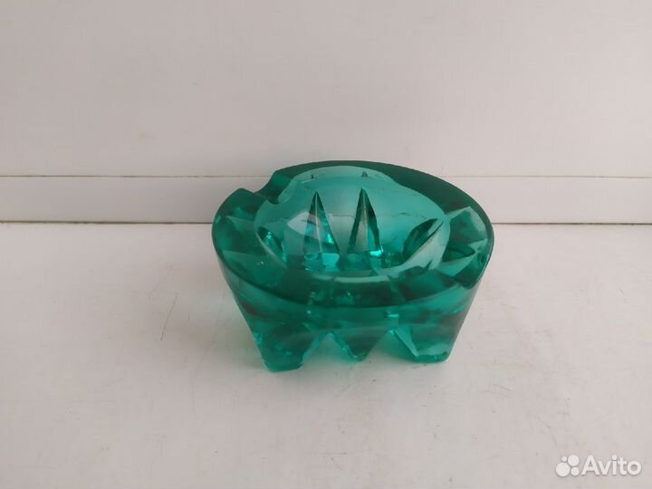 Пепельница старинная, изумрудное зеленое стекло