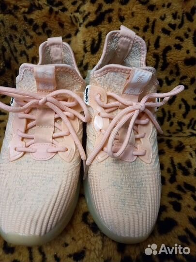 Кроссовки женские