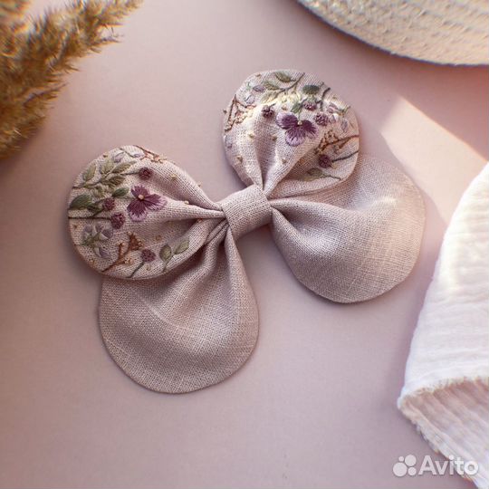 Бантик с вышивкой для девочки