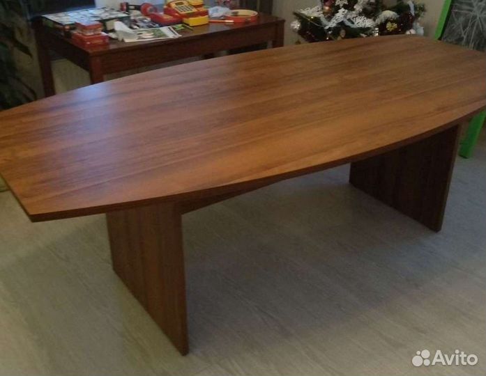 Стол большой, можно для офиса