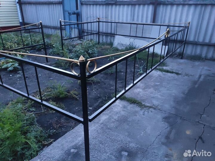 Ограда на кладбище