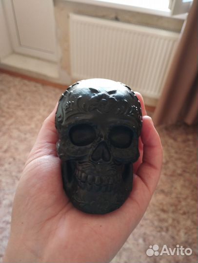 Череп в стразах