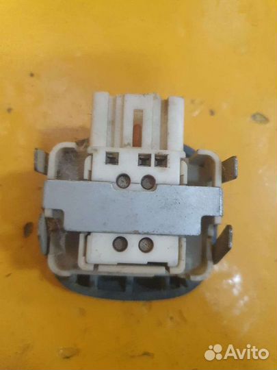 Кнопка стеклоподъемника задняя toyota vitz SCP10 т