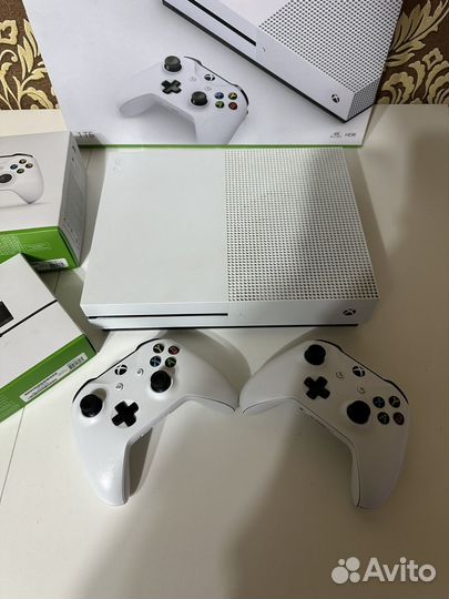 Xbox One S 1tb + 2 геймпада