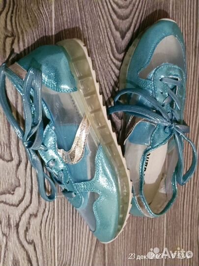 Кроссовки женские р. 37