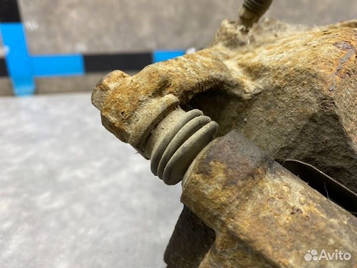 Суппорт передний правый Nissan Qashqai J10 2.0