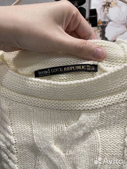 Свитер женский