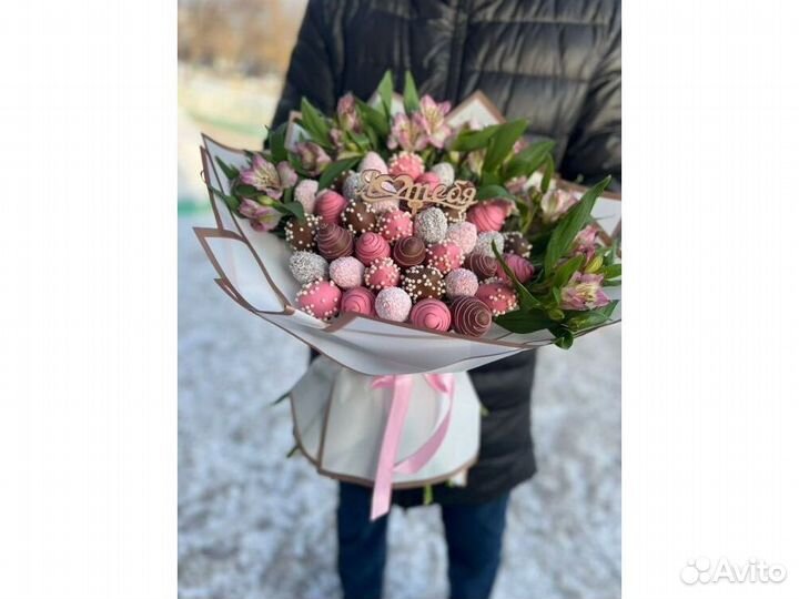 Цветы с клубникой в бельгийском шоколаде KL-2984