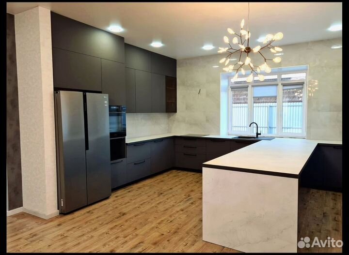 Угловая кухня в дом