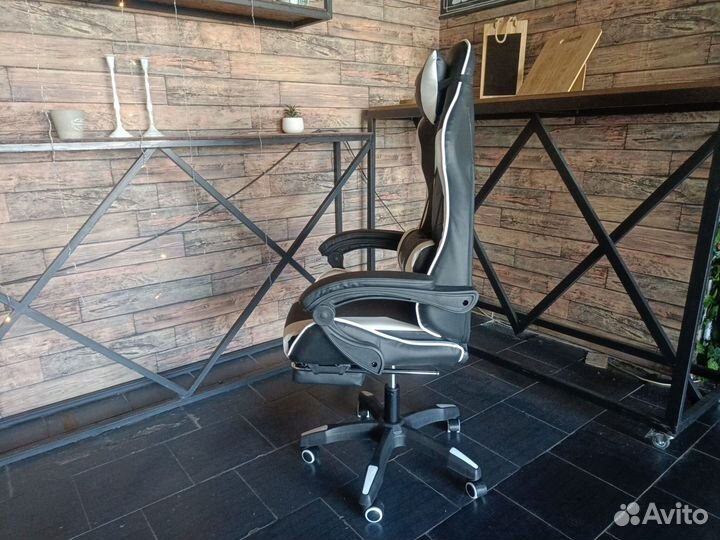 Компьютерное кресло с подножкой