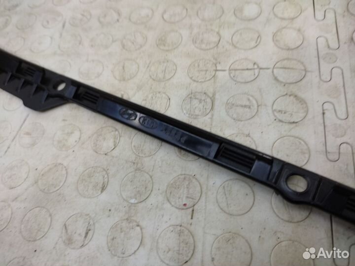 Молдинг лобового стекла правый Hyundai Sonata 8