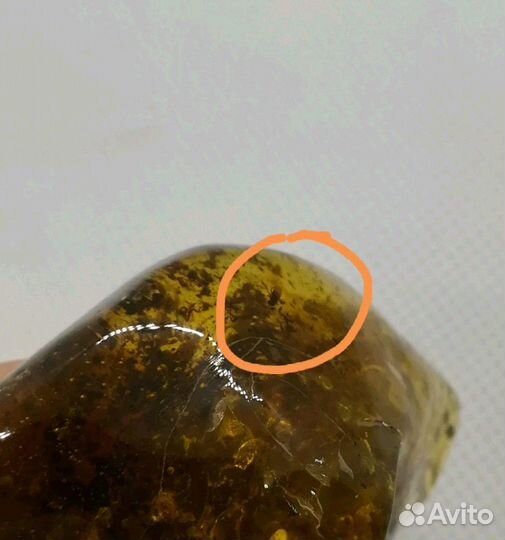 Сувенирный кусочек янтаря с инклюзом