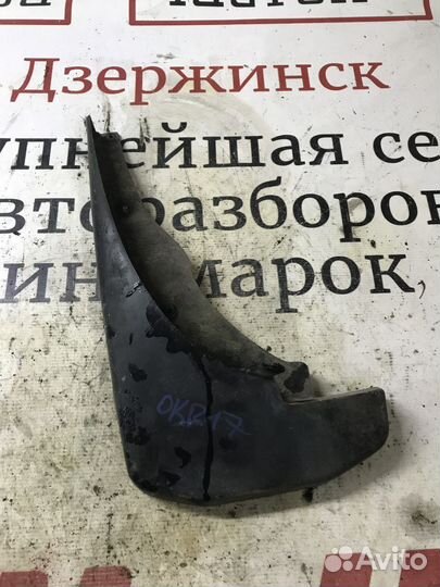 Брызговик передний левый Nissan Pathfinder