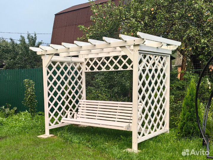 Садовые качели из дерева с перголой