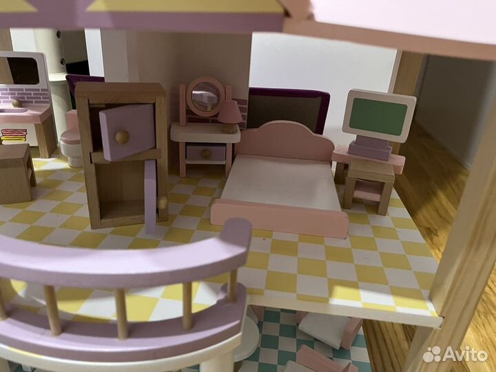 Деревянный кукольный домик