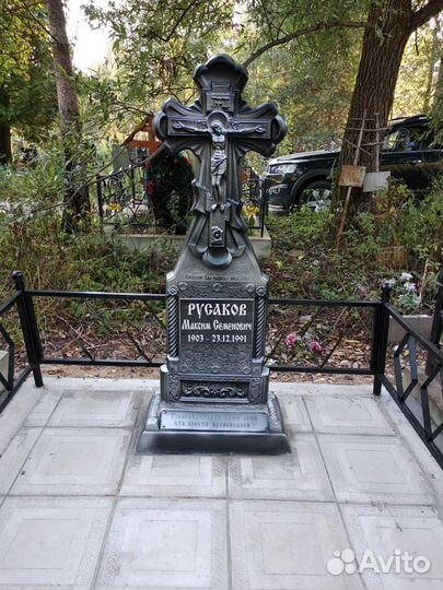 Надгробие крест на могилу из камня памятник