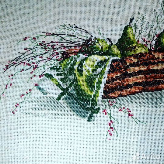 Готовая вышивка крестиком груши в корзинке