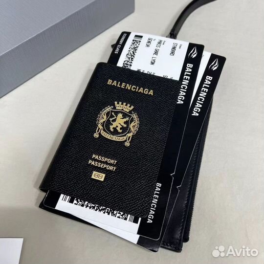 Сумочка Balenciaga Passport в виде паспорта