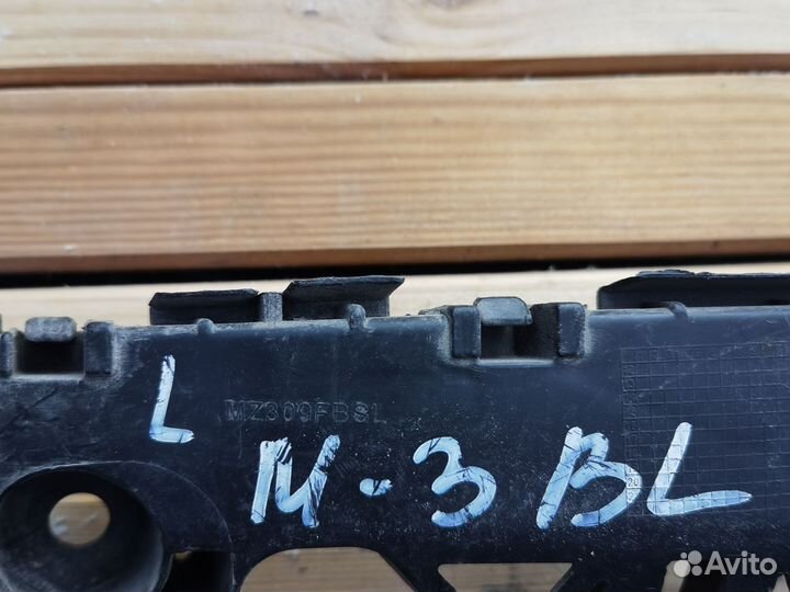 Mazda 3 2013-19г передний левый кронштейн бампера