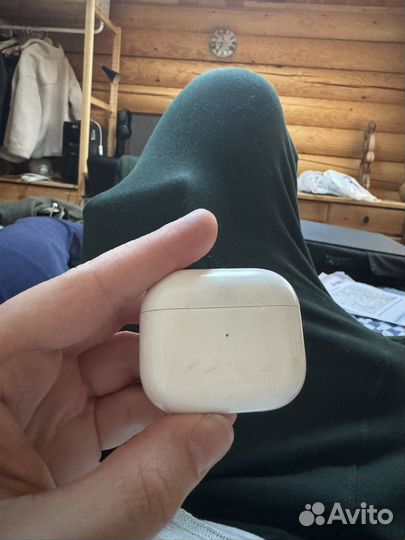 Кейс и правый наушник airpods 3