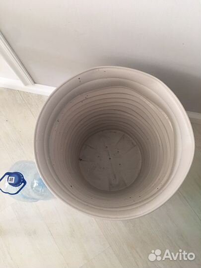 Большой цветочный горшок