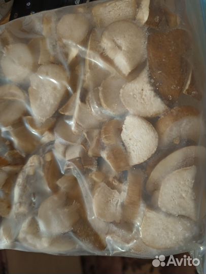 Замороженный белый гриб и лисички