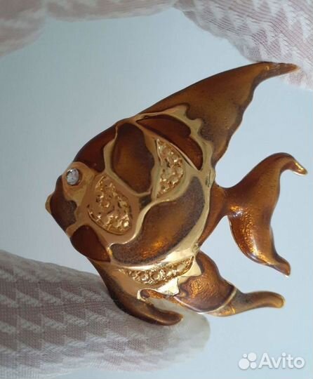 Крупная брошь 