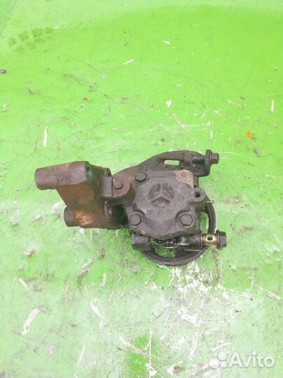 Насос гура Mazda Familia 2000 года