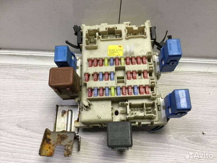 Блок реле и предохранителей Nissan Primera 1.8