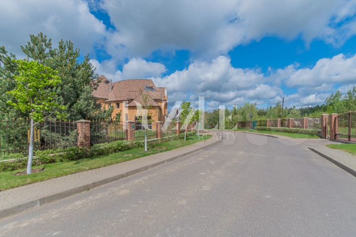 Дом 476 м² на участке 18,6 сот.