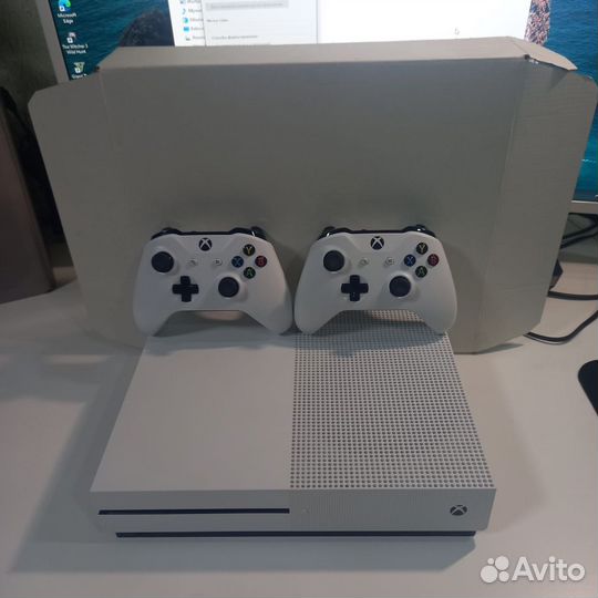 Xbox One s 1TB 2 геймпада