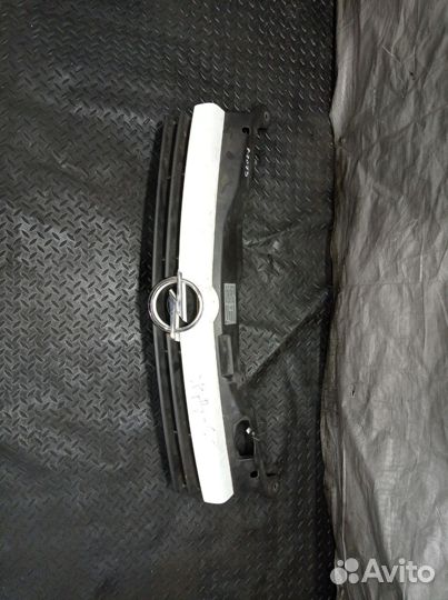 13149465 Решетка радиатора Opel Astra H