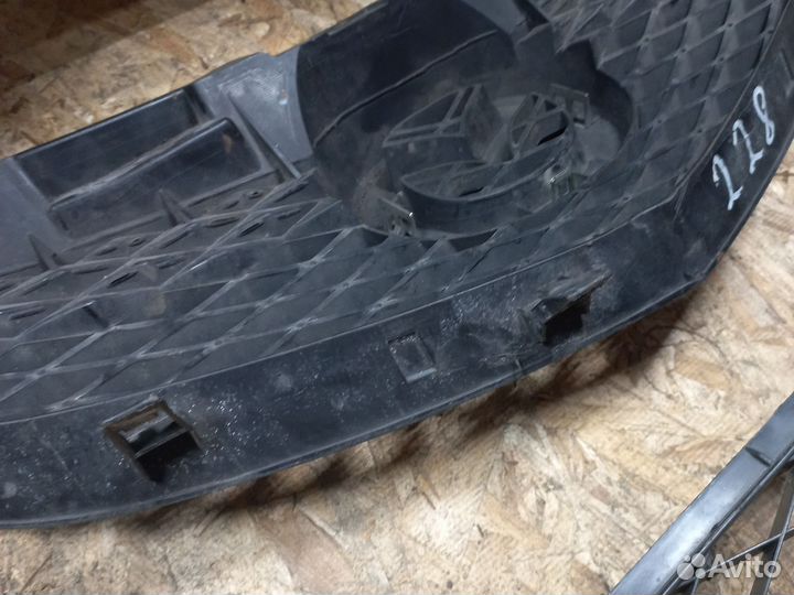 Продам решётку радиатора Mazda