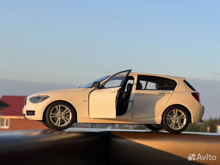 Модель автомобиля 1:18 BMW 1 f20 белая
