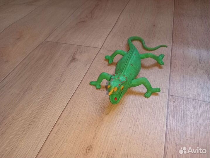 Резиновая ящерица