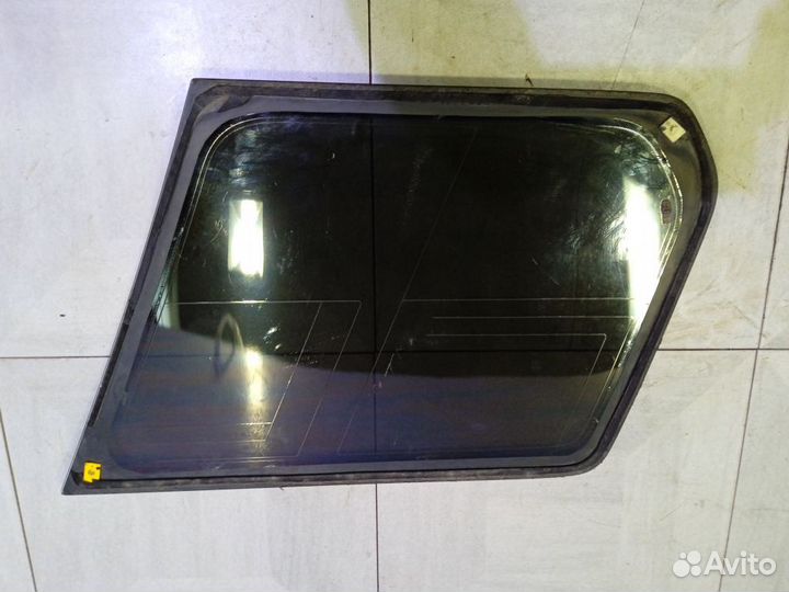 Форточка заднего левого крыла