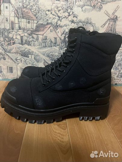 Balenciaga Strike boots type на руках