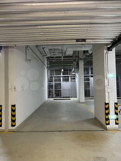 Машиноместо, > 30 м²