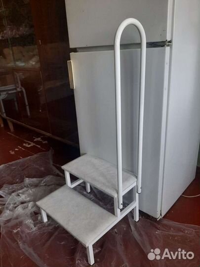 Ступень с поручнем для ванной комнаты