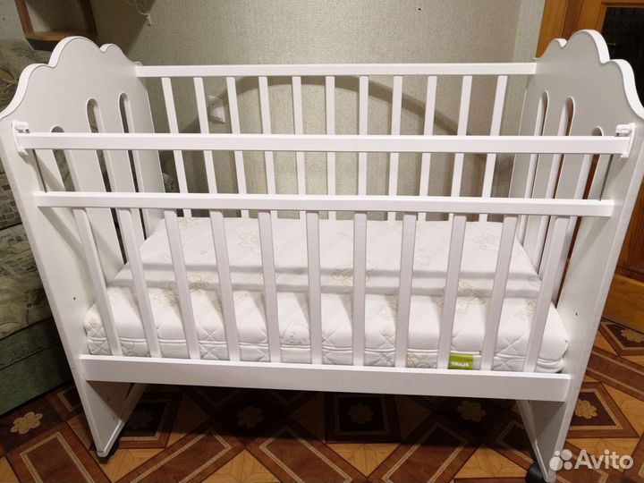 Детская кроватка с маятником и матрасиком